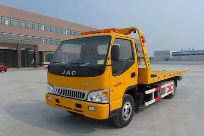北漠高速G1213汽車(chē)輪胎沒(méi)氣遇困，高速自行拖車(chē)扣分與專(zhuān)業(yè)救援服務(wù)解析